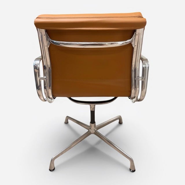 Late 20th Century Late 20th Century Eames Aluminum Group Side Chair With Arms by Herman Miller – Brown Leather For Sale - Image 5 of 9