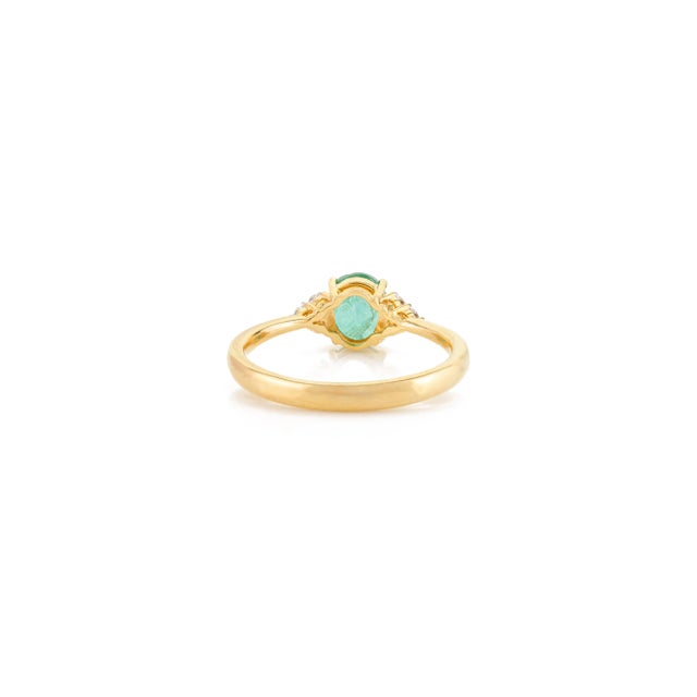 Solitaire Oval Emerald and Diamond Wedding Ring in 14k Solid Yellow Gold Size 7 For Sale In New York - Image 6 of 12