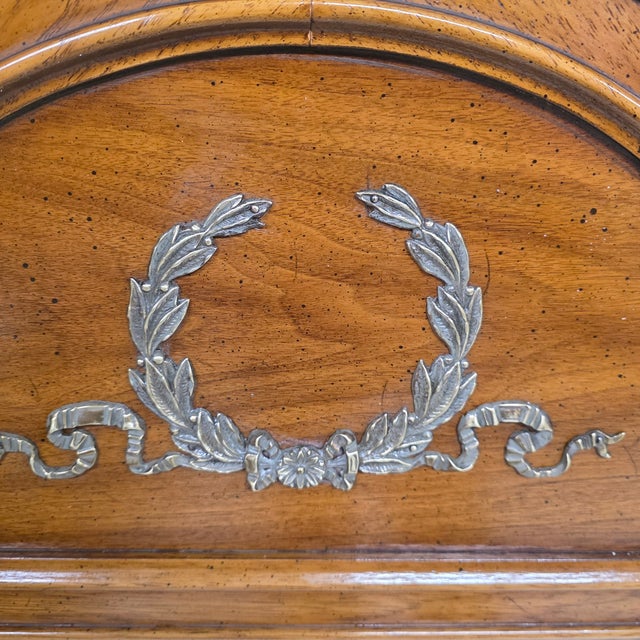 Wood Pair of Vintage Henredon French Regency Louis XVI Style Walnut and Brass Arched Wall Mirrors. For Sale - Image 7 of 8