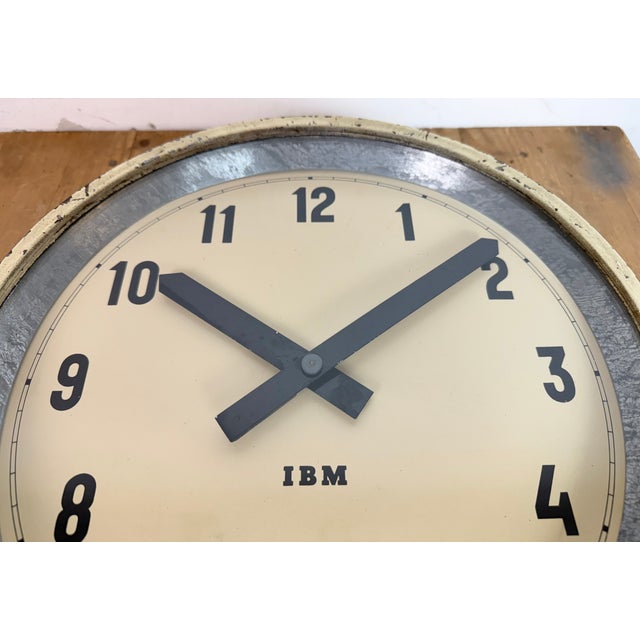 Industrial Beige Factory Wall Clock from IBM, 1950s For Sale - Image 10 of 16