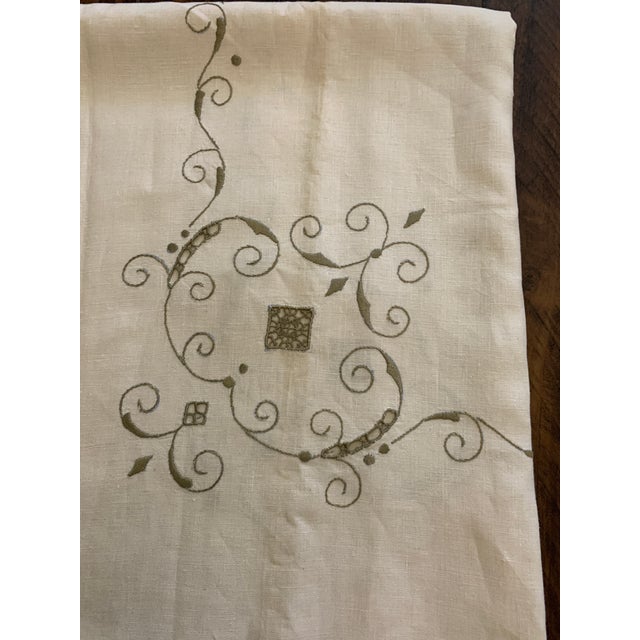 1950s Vintage Openwork White Ecru Italian Embroidered Linen Tablecloth and 6 Napkins- 7 Pieces For Sale - Image 5 of 12