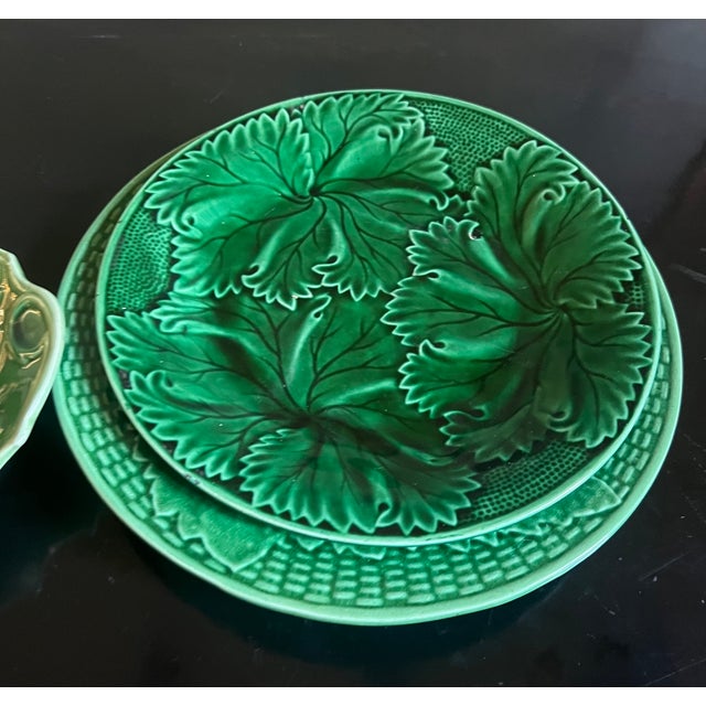 English Majolica Plates and Bread Platter- Set of 4 For Sale - Image 9 of 13