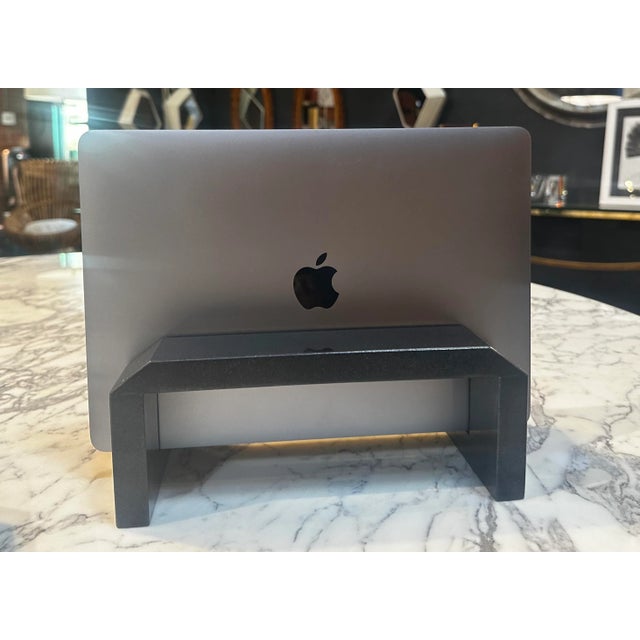 Lava stone Règo is a little jewel that adds a new experience when using a notebook combined with an external display,...