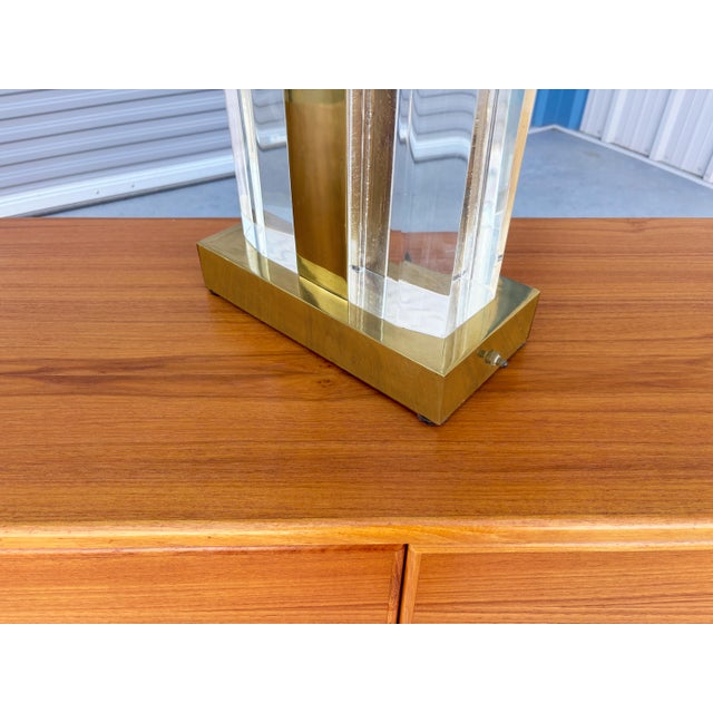 1970s Mid Century Modern Lucite and Brass Table Lamp by Charles Hollis Jones For Sale In Los Angeles - Image 6 of 9