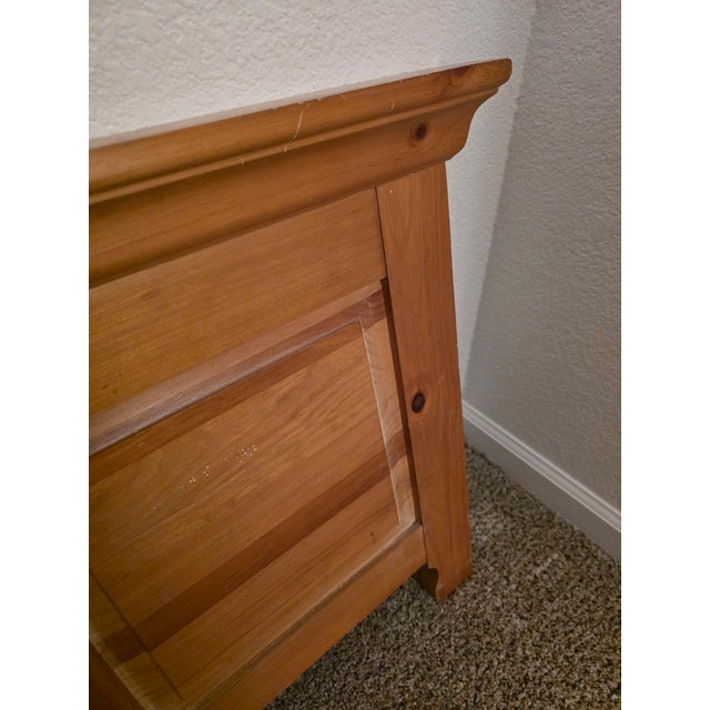Vintage Broyhill Fontana Honey Oak Queen Bed | One-Owner | Excellent Condition For Sale In Sacramento - Image 6 of 16