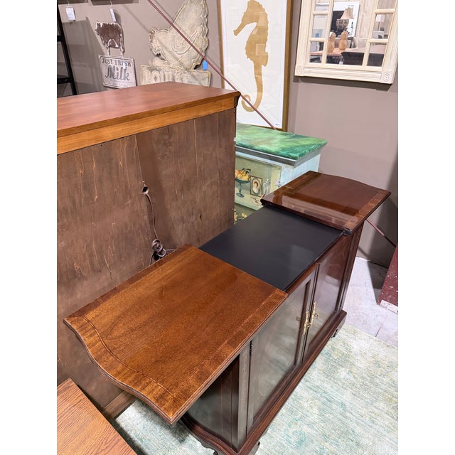 Late 20th Century Vintage Drexel Heritage Heirloom Mahogany Federal Style Bar Server Cabinet With Inlay For Sale - Image 5 of 12