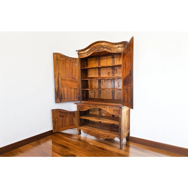 French 1750s Louis XV Walnut Floral Buffet à Deux-Corps from the Loire Valley For Sale In Atlanta - Image 6 of 12