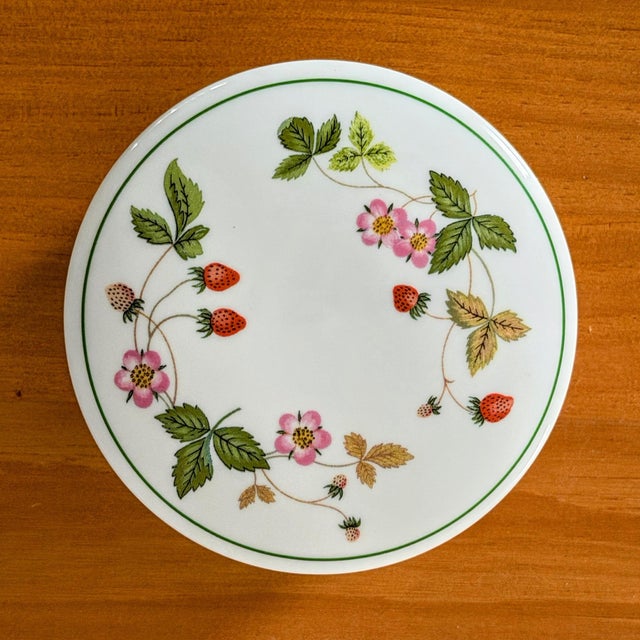 White Vintage Wedgwood Trinket Box | Wild Strawberry Pattern For Sale - Image 8 of 12