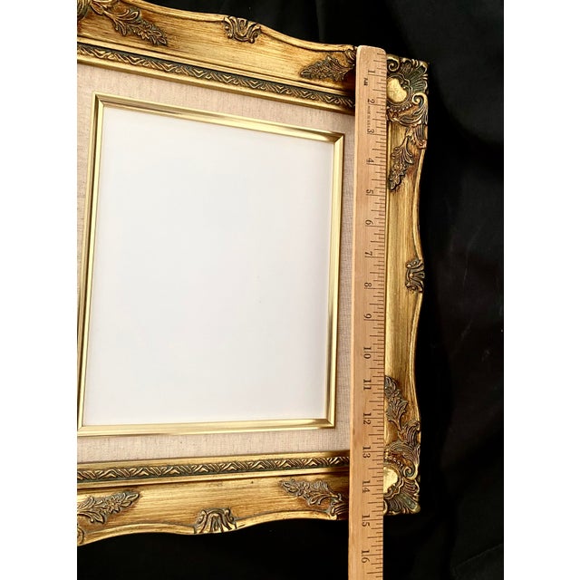 Vintage Classic Gold Gilt Style Wood Ornate Baroque/Rococo Style Frame Featuring a Built-in Linen Liner With Fillet Excellent Condition For Sale - Image 14 of 18