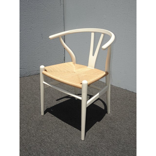 Mid-Century Modern Vintage White Wishbone Chair Hans J. Wegner Designed for Carl Hansen & Søn Ch24 For Sale - Image 3 of 10