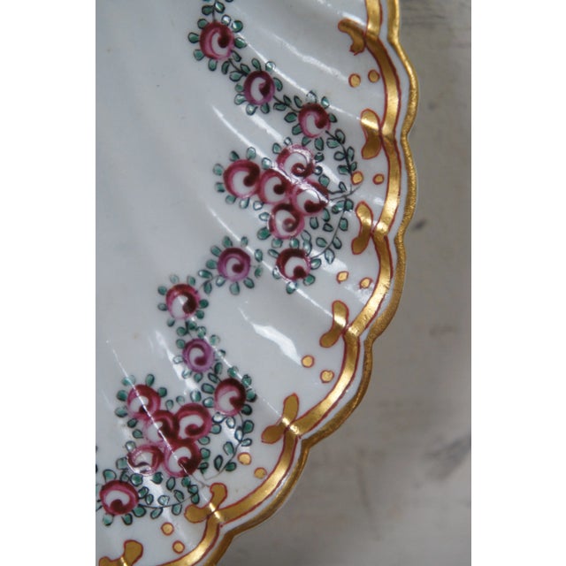 Mid 20th Century Edme Samson French Porcelain Armorial Scalloped Shell Dish For Sale - Image 4 of 10