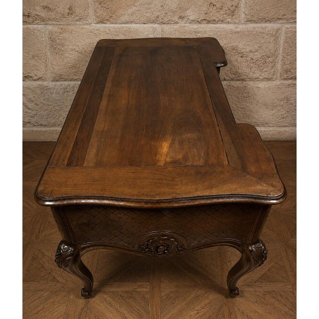 Large walnut flat desk – louis xv style – 20th century dimensions: h 76 × w 140 × d 79 cm an elegant louis xv style walnut...