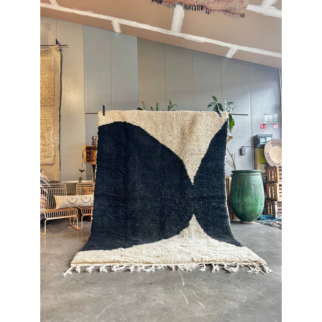 Moroccan Beni Ouarain Wool Rug with Modern Graphic Design, 1990 For Sale - Image 12 of 13