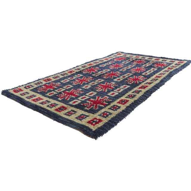 Vintage Finnish Rya Ryijy Rug with Cool Britannia Style 03'01 x 05'07. Full of tiny details and a bold expressive design...