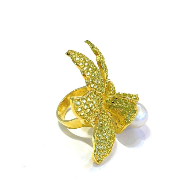 Bochic “Orient” Peridot & Pearl Cocktail Ring Set in 18k Gold & Silver Size 6 For Sale - Image 4 of 5