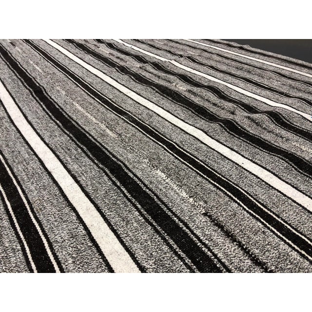 1960s Vintage Aztec Handmade Turkish Anatolian Gray Natural Boho Kilim Rug- 5′6″ × 8′4″ For Sale - Image 9 of 11