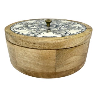 Handcrafted Indian Mango Wood Round Box With Hand Painted Floral Motif Bone Inlaid Lid For Sale