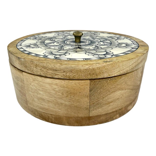 Handcrafted Indian Mango Wood Round Box With Hand Painted Floral Motif Bone Inlaid Lid For Sale