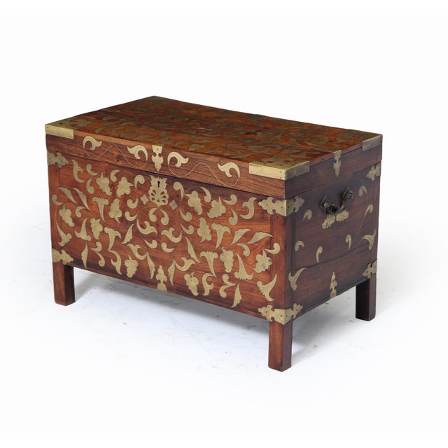 Antique Anglo-Indian Padauk Chest, 1860, in Good conditions. Designed before 1890