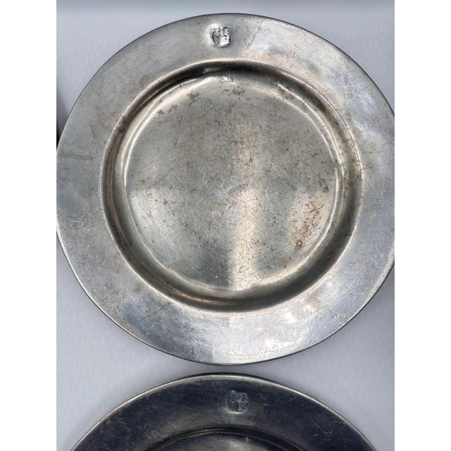 1960s Vintage 4 - Wilton Armetale Pewter Colonial Liberty Crest 10.5" Dinner Plates For Sale - Image 5 of 13