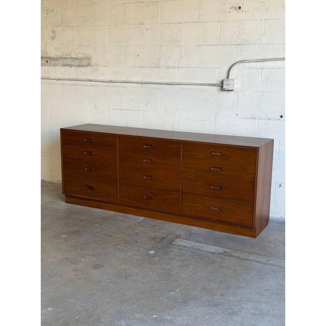 1960s In Style of Jack Cartwright for Founders Furniture Walnut Lowboy 12-Drawer Dresser Mid-Century Modern For Sale - Image 5 of 11