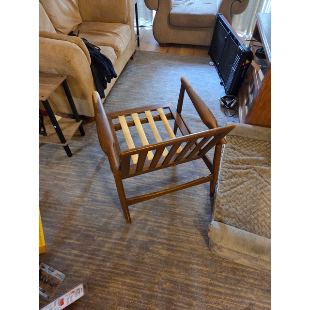 This mid century modern lounge chair features a solid wood frame and original leather straps. The original walnut finish...