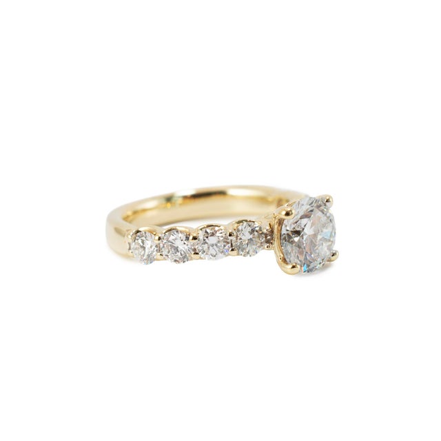 Modern 10k Yellow Gold 2.58ctw Round Brilliant Lab Grown Diamond Engagement Ring, Size 7 For Sale - Image 3 of 8