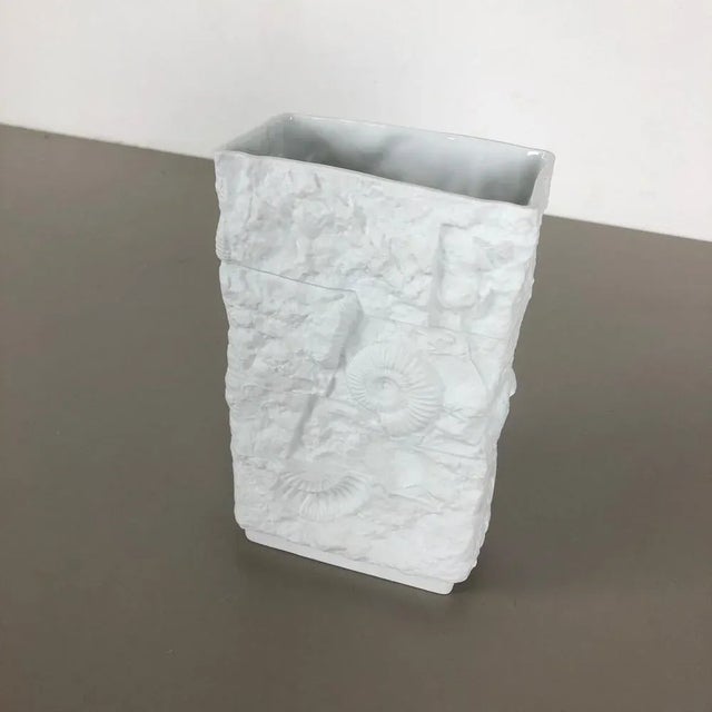 1970s Op Art Biscuit Porcelain Vase from AK Kaiser, Germany, 1970s For Sale - Image 5 of 14