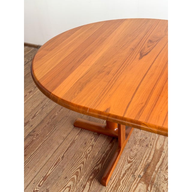 Purple Sculptural Round Extendable Dining Table from Dyrlund For Sale - Image 8 of 18