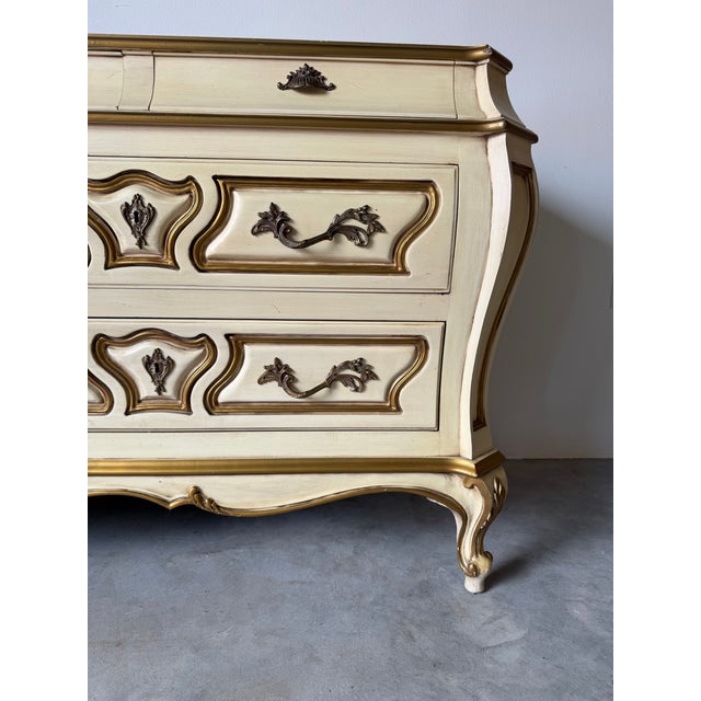 1970s Vintage Karges French Provincial Louis XV-Style Eight-Drawer Dresser With Cabriole Legs & Ornate Brass Hardware For Sale - Image 5 of 17