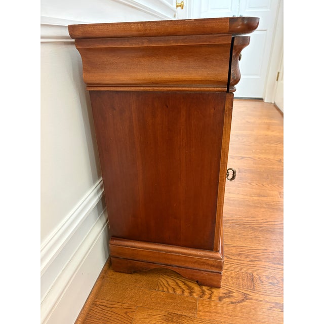 Vintage Lexington "Chez Michelle" French Provincial style nightstand. This line was produced by Lexington in the late 20th...