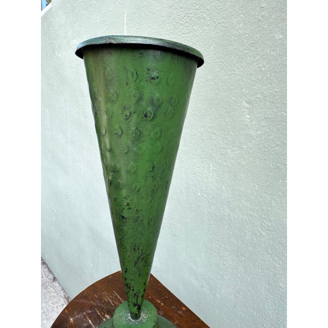 This piece has been hand shaped and embossed in India. It’s dated from the 80’s. Ideal to add some discreet colorful...