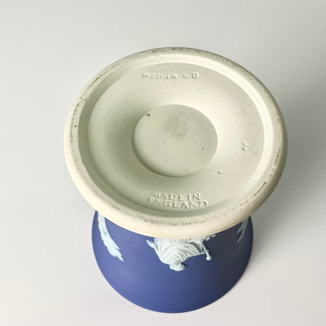 1950s Vintage Hellenistic Mediterranean Neoclassical English Wedgwood Jasperware Urn Vase. For Sale - Image 12 of 12