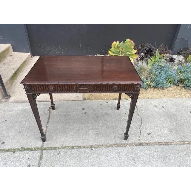 Fine English/Irish mahogany tea table. Made in the late 19th century.
