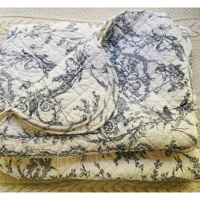Vintage French Country Toile Quilt, Black and White Cotton Bedspread, Scalloped Edge, Full/Queen For Sale - Image 16 of 18