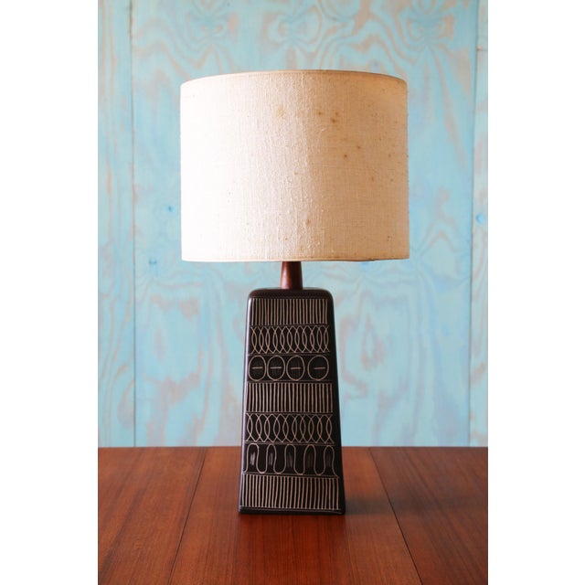 Gordon & Jane Martz 1960s Gordon and Jane Martz M242 Lamp for Marshall Studios Matte Black Tan Incised 33.75" For Sale - Image 4 of 13
