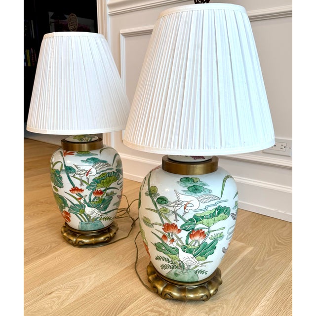 1980s Pair of Vintage Maitland-Smith Hand-Painted Porcelain Table Lamps, Brass Base, 1985 For Sale - Image 5 of 7