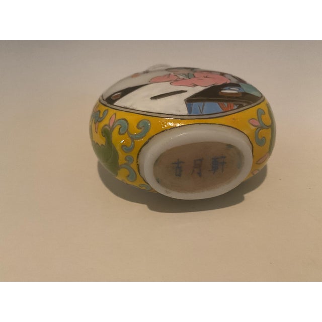 Famille Rose Porcelain Snuff Bottle With Gu Yue Xuan Mark — Hand‑Painted Qing‑Style Decoration For Sale - Image 11 of 13