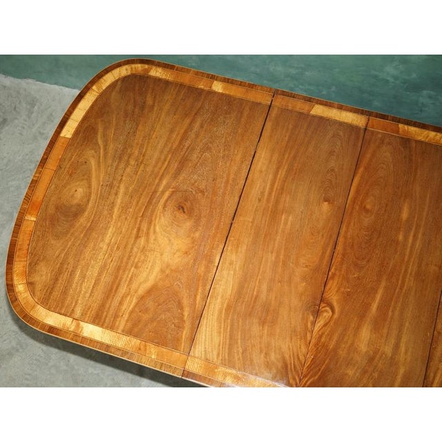 Brown Regency Crossbanded Extendable Pedestal Dining Table in Satinwood, 1820s For Sale - Image 8 of 18