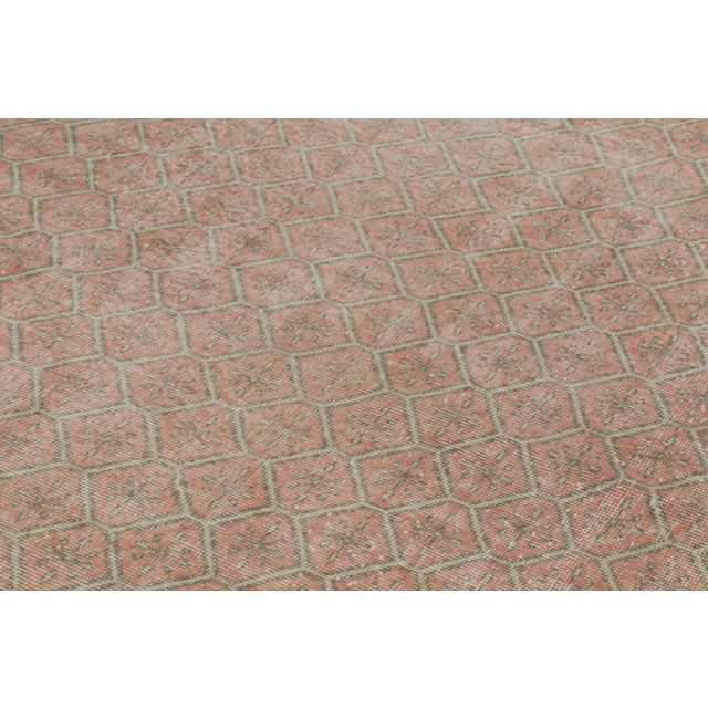 1950s Vintage Distressed Rug, Pink & Beige With Diamond Geometric Pattern – Rug & Kilim For Sale - Image 5 of 8