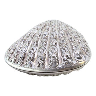 Clam-Shaped Silver Shell with Reliefs and Double Hinged Lid For Sale