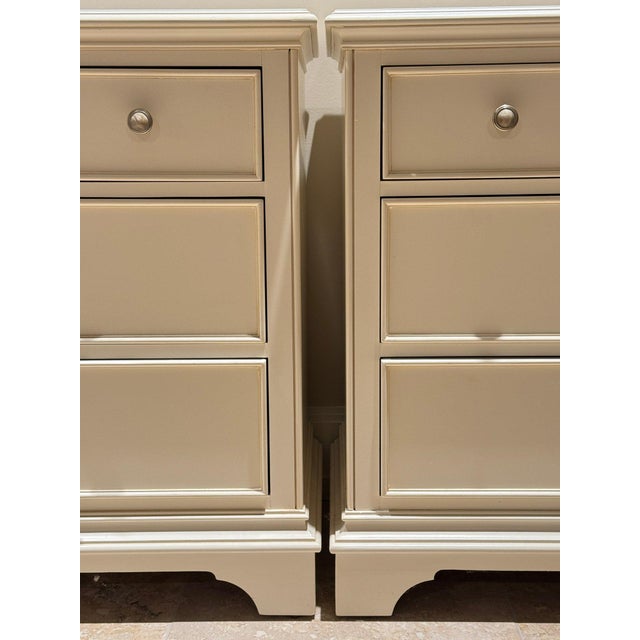 Late 20th Century Pair of Thomasville White Three-Drawer Nightstands – Classic American Traditional Bedside Tables For Sale In New York - Image 6 of 11