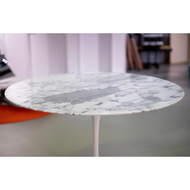Eero Saarinen Mid-Century Marble and Fiberglass Tulip Dining Table by Eero Saarinen for Knoll International, 1960s For Sale - Image 4 of 5