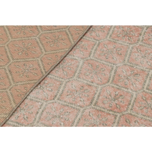 Beige Vintage Distressed Rug, Pink & Beige With Diamond Geometric Pattern – Rug & Kilim For Sale - Image 8 of 8