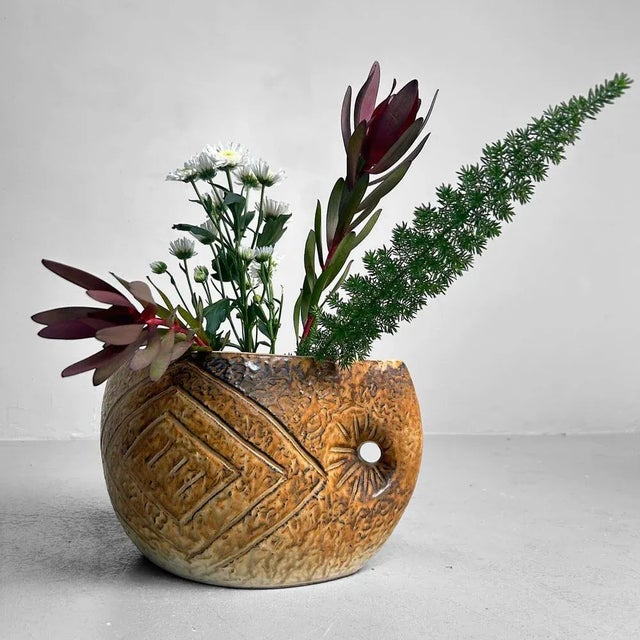 Striking ikebana flower vase from Japan, dating from the 1960s. Dimensions: height 17.5 cm, width 29 cm, depth 20 cm. In...