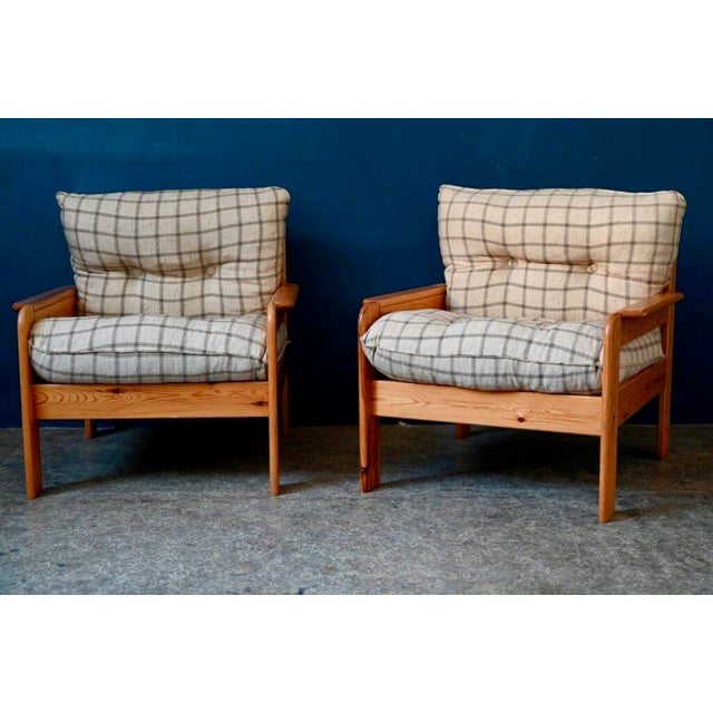 Chalet spirit and chic at the same time, this pine living room constitutes a very beautiful sofa and armchair set from the...