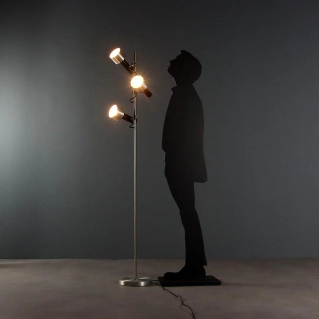 Vintage floor lamp of Italian manufacture with three height-adjustable and orientable points. In brushed aluminum, nickel-...