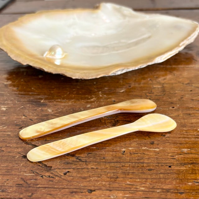 Late 20th Century Vintage Mother of Pearl Caviar Serving Set Gold Lipped Shell Bowl With 2 Spoons For Sale - Image 5 of 12