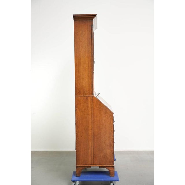 Antique English Oak Bookcase with Upright and Original Glass, 1700s For Sale - Image 4 of 17