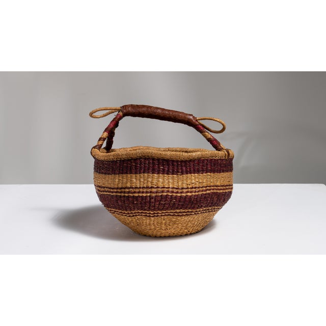Wood Mid 20th Century United Kingdom Tan Wicker Basket For Sale - Image 7 of 15